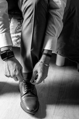 Le marié se prépare. Il fait le lacet de sa chaussure