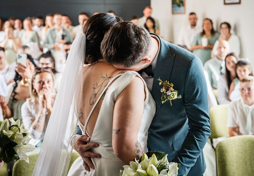 Photographe de mariage à Rennes. Cou^le de marié se découvrant durant la cérémonie civile