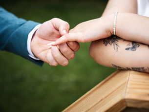 Photographe de mariage en Bretagne. Couple de marié se tenant la main
