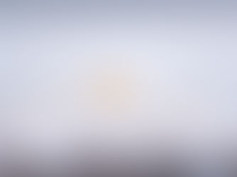 Photographe de mariage à Rennes. Les alliances posées sur un coussin blanc