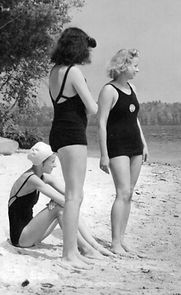beach girls.jpg