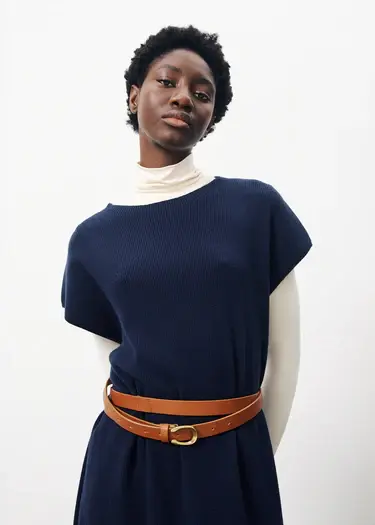 Ärmelloses marineblaues Strickkleid