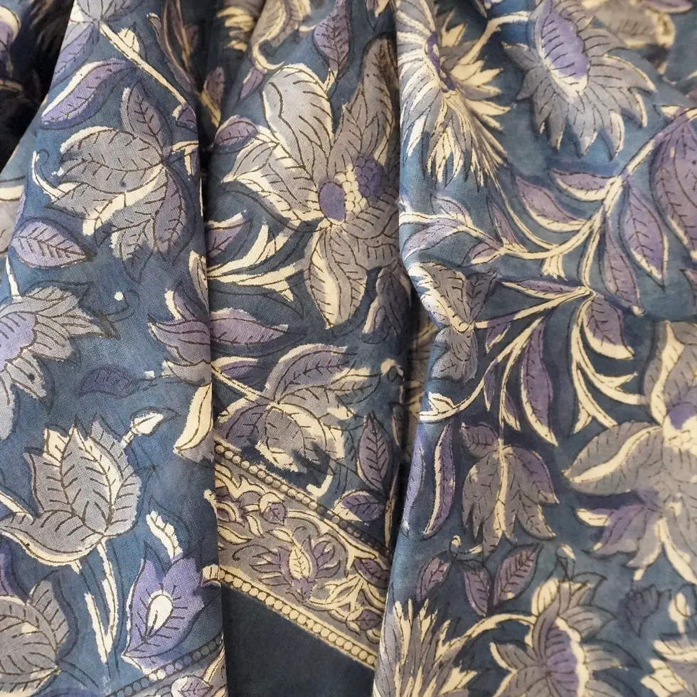 Miniaturbild: Foulard paréo imprimé fleurs bleu encre Claire Beaugrand