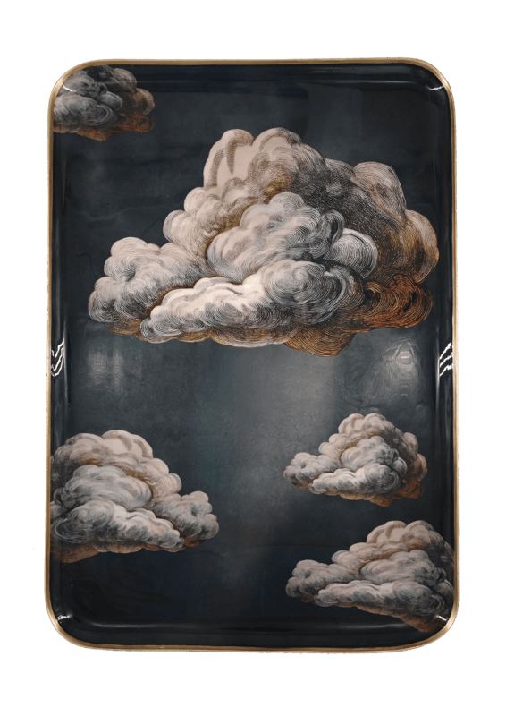 Grand plateau de réception ciel nuageux