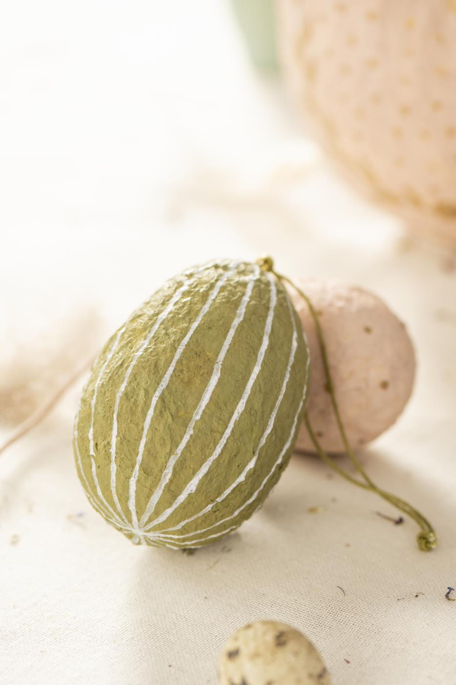 Miniature : Breloque œufs de Pâques en papier mâché rayés