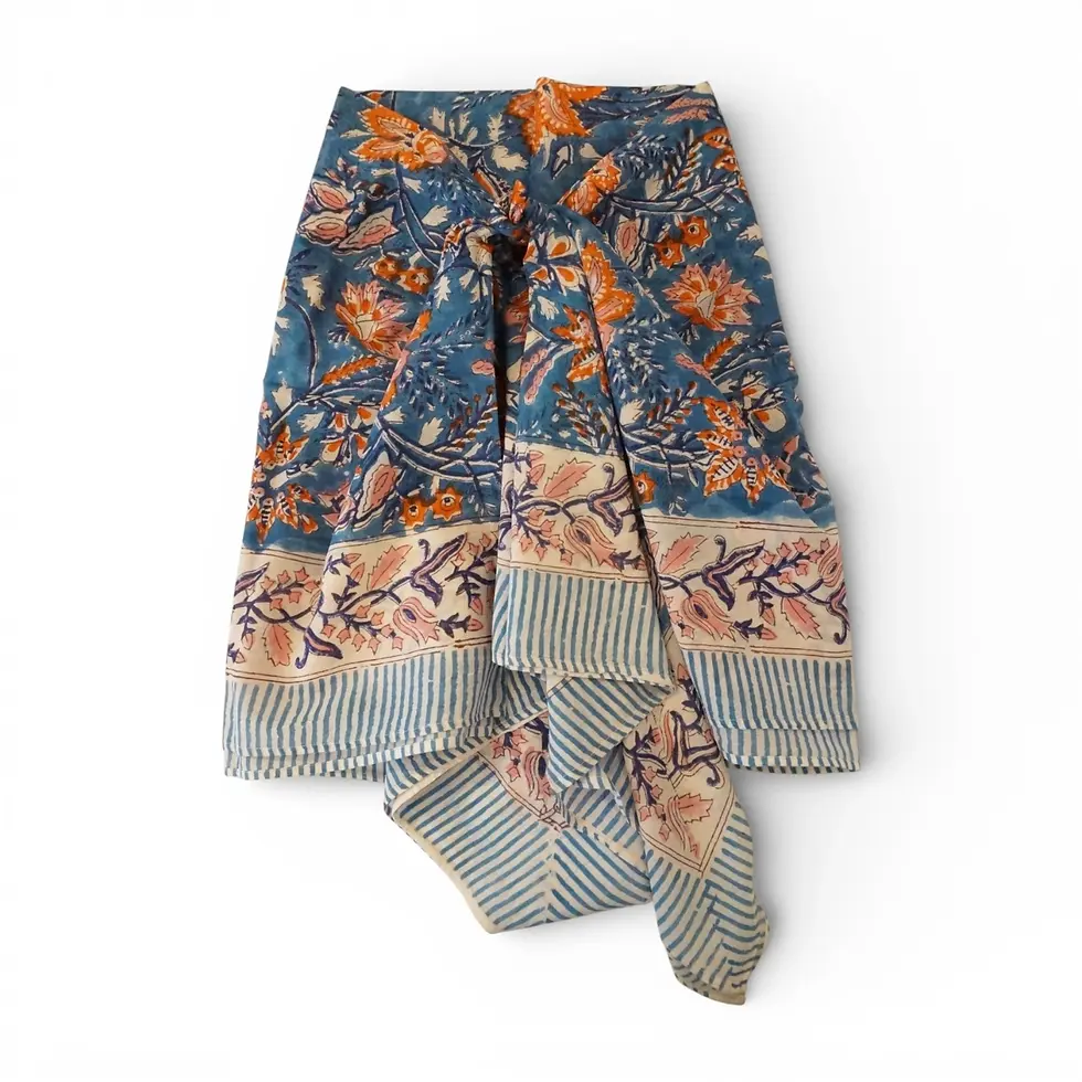Miniaturbild: Foulard paréo bleu imprimé fleurs orange Claire Beaugrand