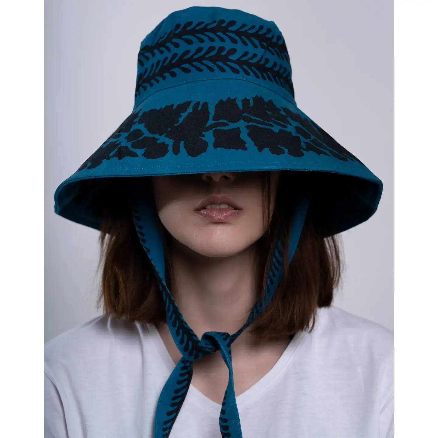 Chapeau de soleil denim et motif Skyrian