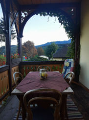 Balkontisch mit Aussicht: Idyllische Herbstlandschaft