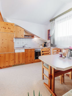 helle Ferienwohnung Martha Küche mit Esstisch