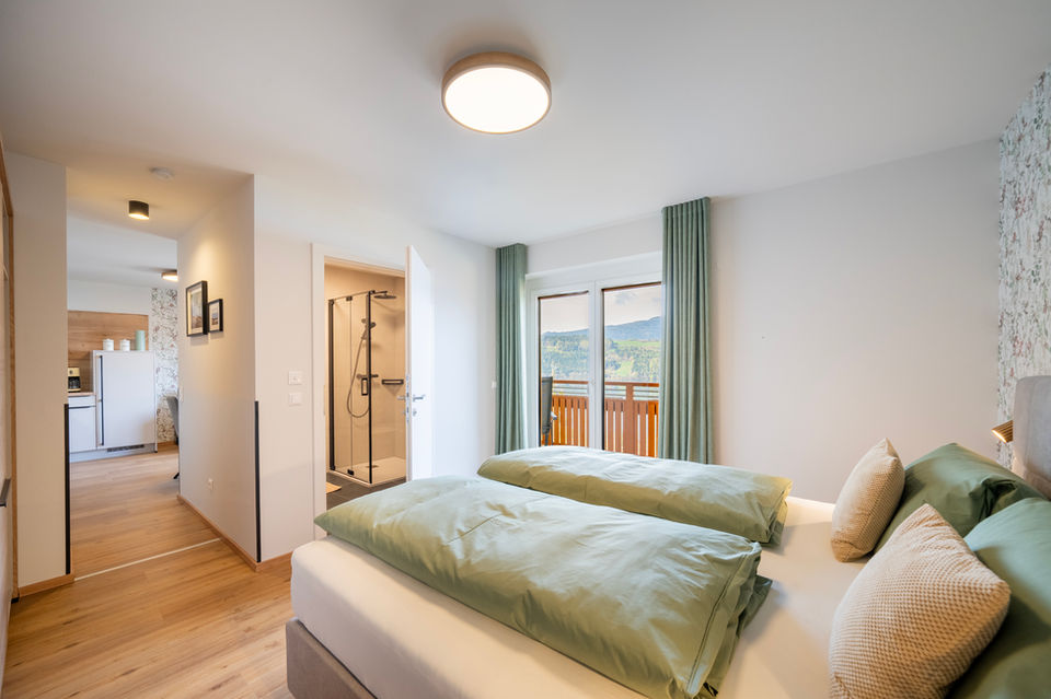 Modernes Schlafzimmer mit Balkonblick