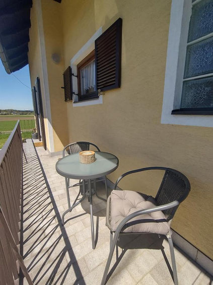 Sonniger Balkon mit Tisch und Stühlen