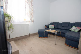 Gemütliches Wohnzimmer mit Sofa und Sessel