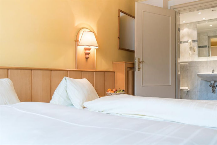 KF_20160702-Zimmer Hotel Post. Bett.jpeg