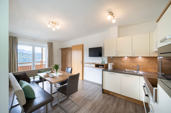 Modern eingerichtete Ferienwohnung mit Küche und Balkon