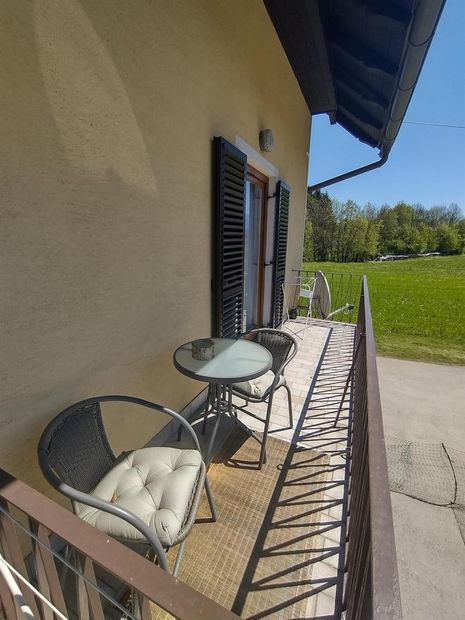 Balkon mit Tisch und Stühlen, Landhaus Nepo