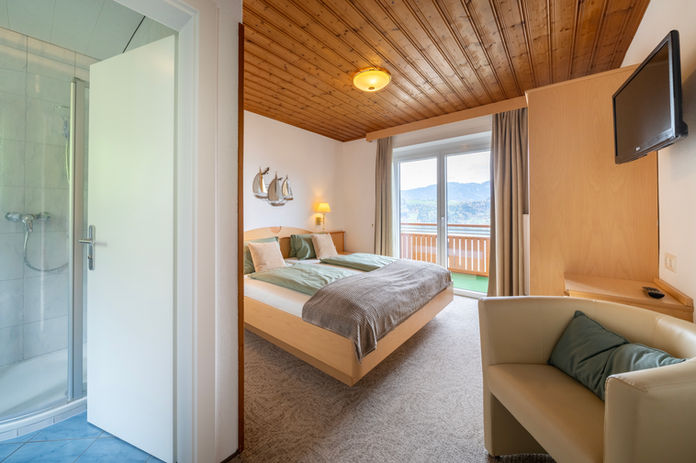 Gemütliches Doppelbett, Balkonblick, Götzfried-Hof