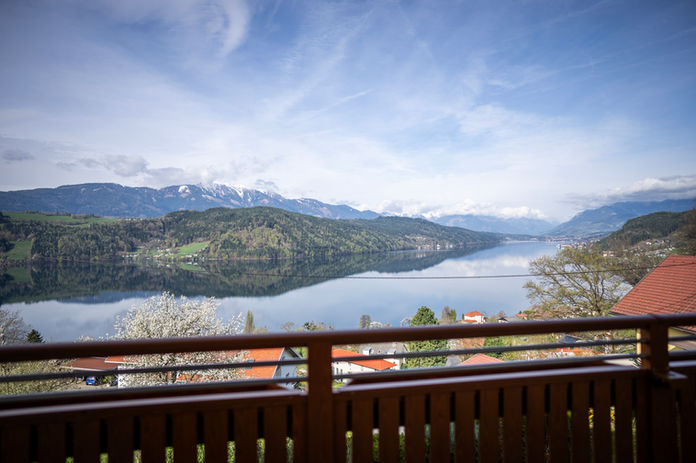 Atemberaubende Aussicht auf See und Berge vom Balkon