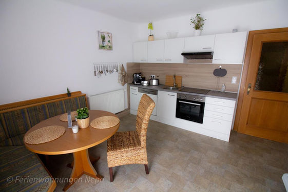 Moderne Ferienwohnung Küche: Esstisch, Landhaus Nepo