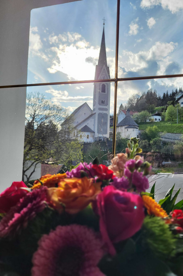 Blumenstrauß vor Kirchenblick: Sonniger Frühlingstag