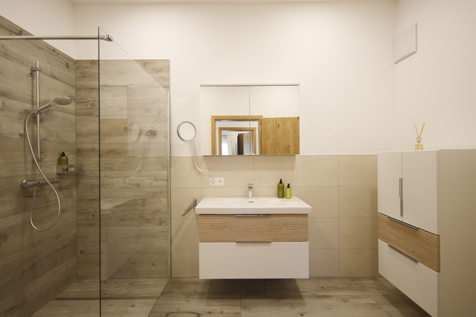 Modernes Badezimmer mit Dusche und Waschbecken