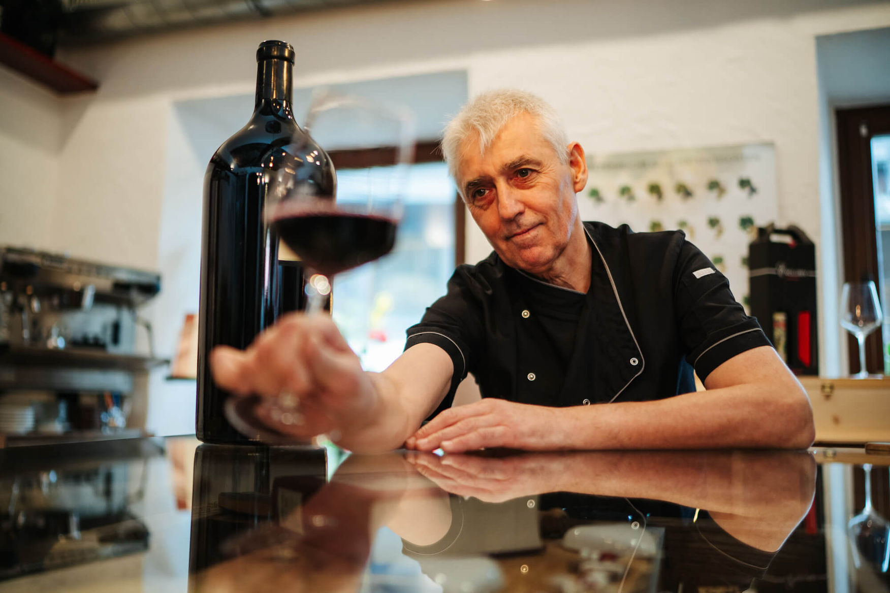 Mann präsentiert Rotwein, Gasthof zur Schmiede