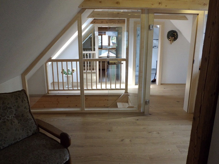 Helle Dachgeschosswohnung mit Galerie und Holzbalken