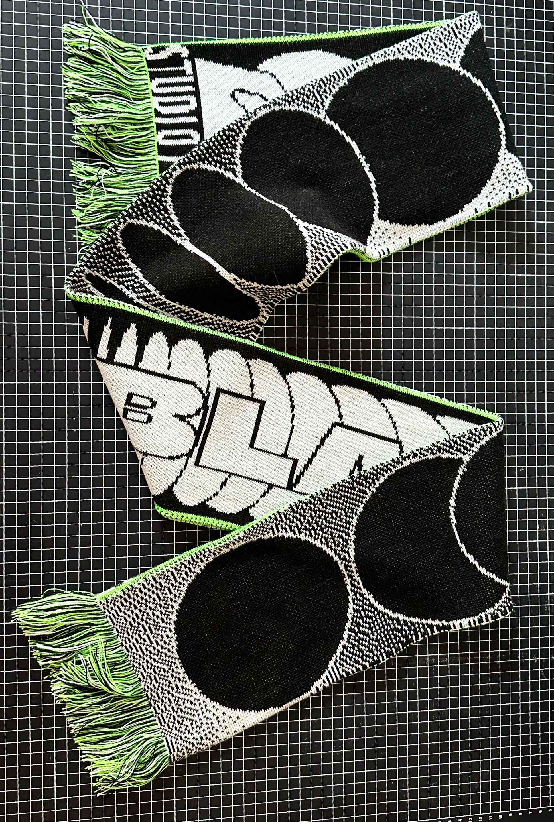 Fanschal schwarz weiss design studio peyer