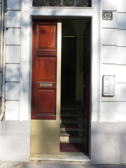 Ingresso dalla strada (da vicino)