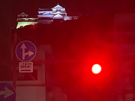 三番町路地から見た松山城