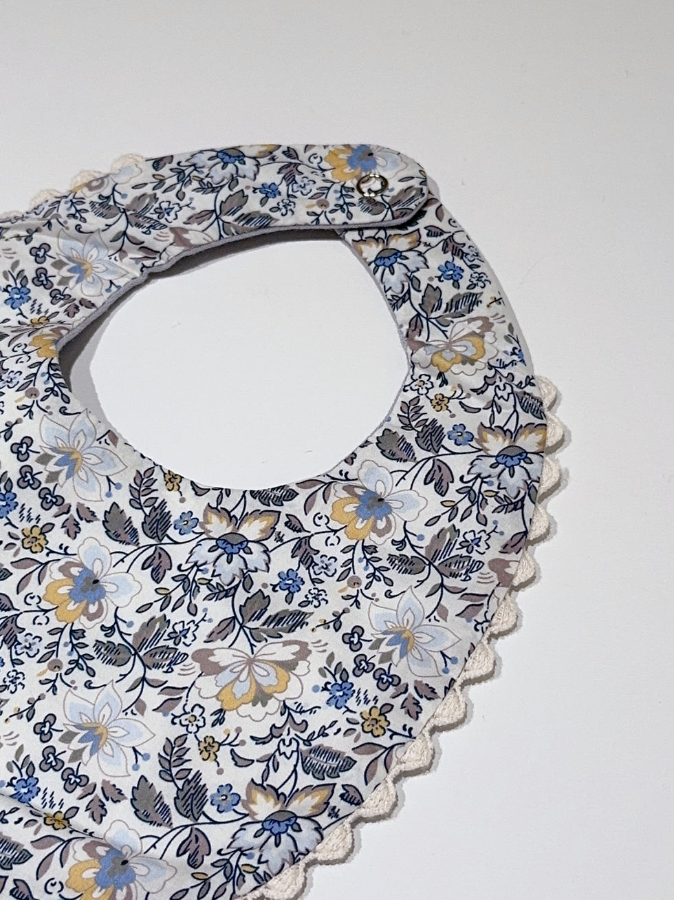 Thumbnail: Blue Garden Muslin Cotton Baby Bib