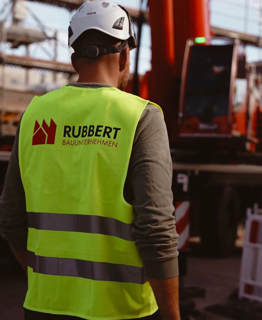 Mitarbeiter von Rubbert Bau in Warnweste