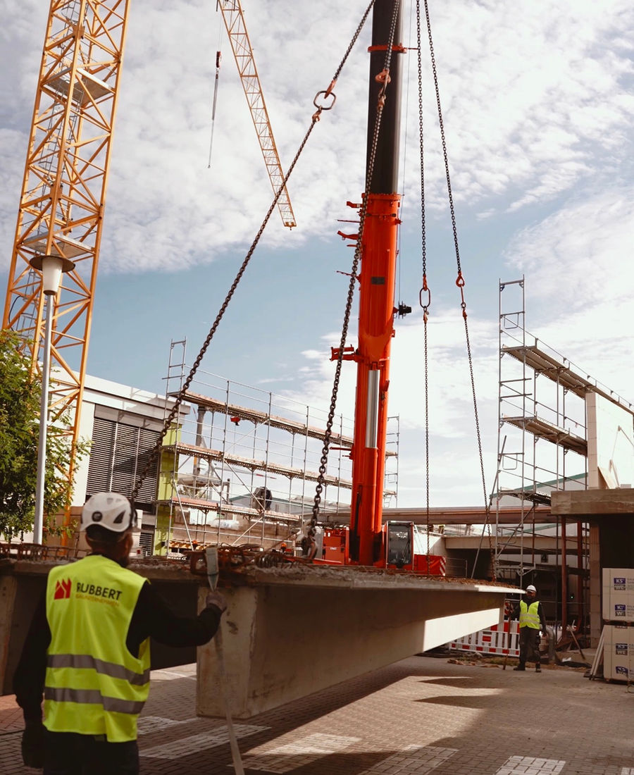 Baukran über einem Rohbau von Rubbert Bau