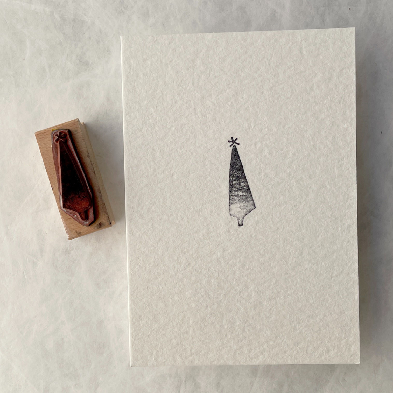 kerst . stempel 'smalle volle kerstboom'