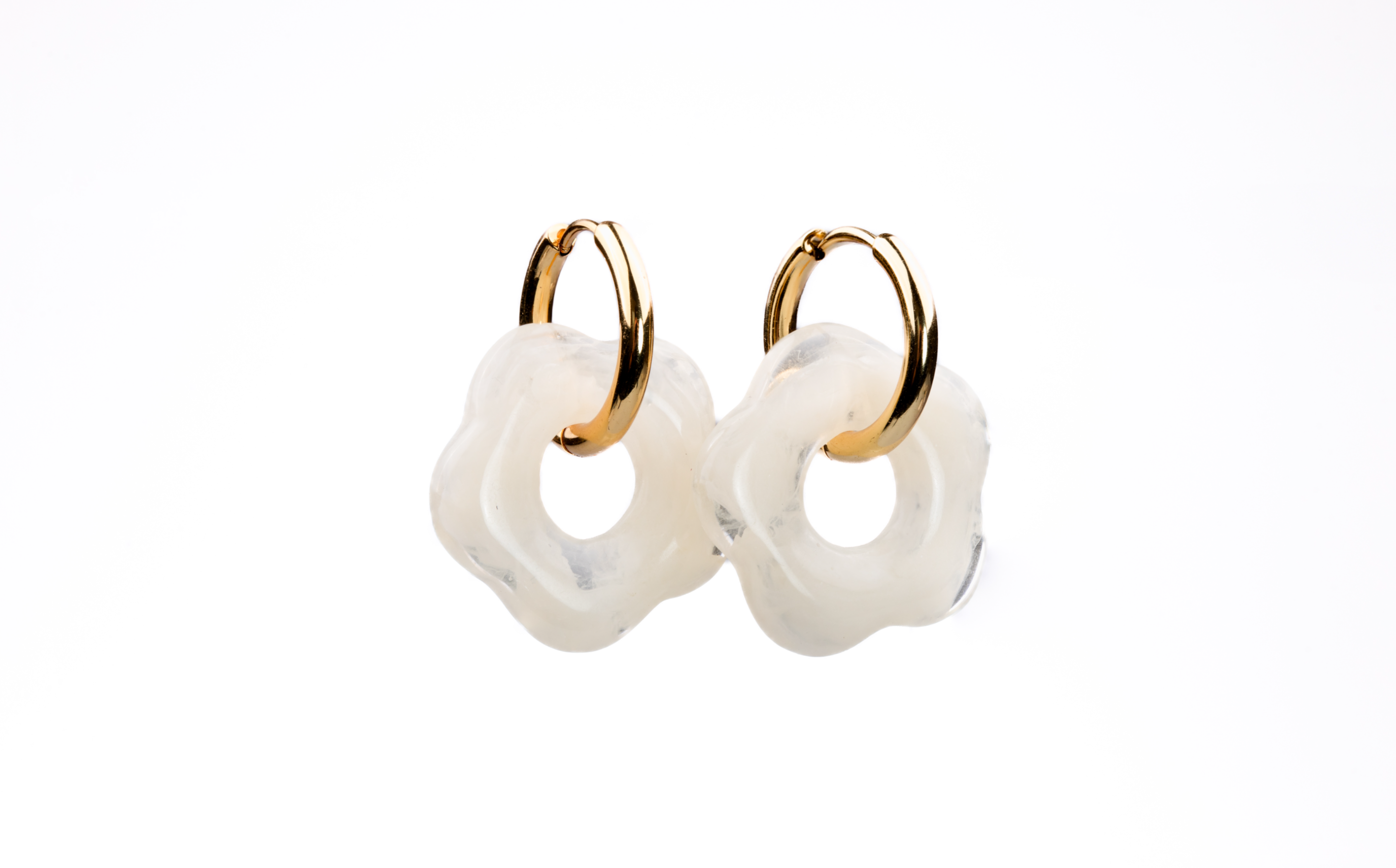 Argolas com Flor em Resina Branca