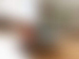 Una mano che poggia le chiavi sul tavolo della casa appena ereditata.