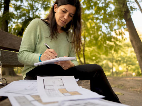 Donna alle prese con l’organizzazione della vendita della propria casa