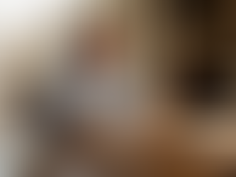 Perito impegnato nell’esame della documentazione relativa a una successione immobiliare alla propria scrivania.