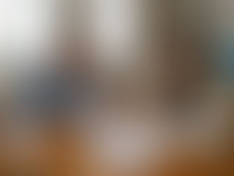 In famiglia, ci si riunisce in casa per esaminare insieme i documenti relativi all’eredità.