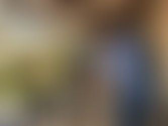 Un videomaker sta preparando la sua attrezzatura per girare le riprese all’interno di un appartamento.