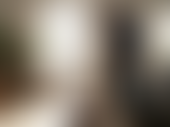 Una coppia si reca a vedere un appartamento pieno di luce.