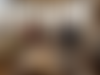 Il consulente immobiliare accoglie i clienti nel suo ufficio, dove regna un po’ di disordine tra documenti e pratiche sparsi ovunque.