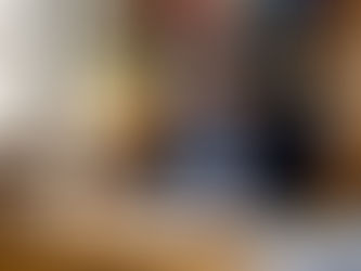 Il notaio controlla la regolarità dell’atto di compravendita.