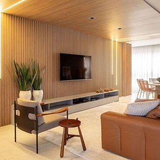 Painel planejado para sala com madeira e iluminação LED