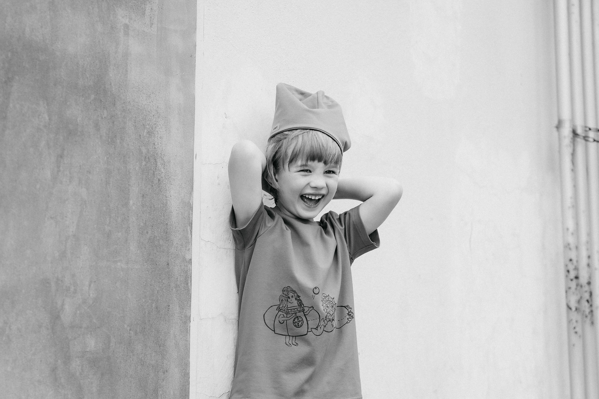 Schwarz-Weiß Foto von Jungen mit Grazia T-Shirt und Mütze
