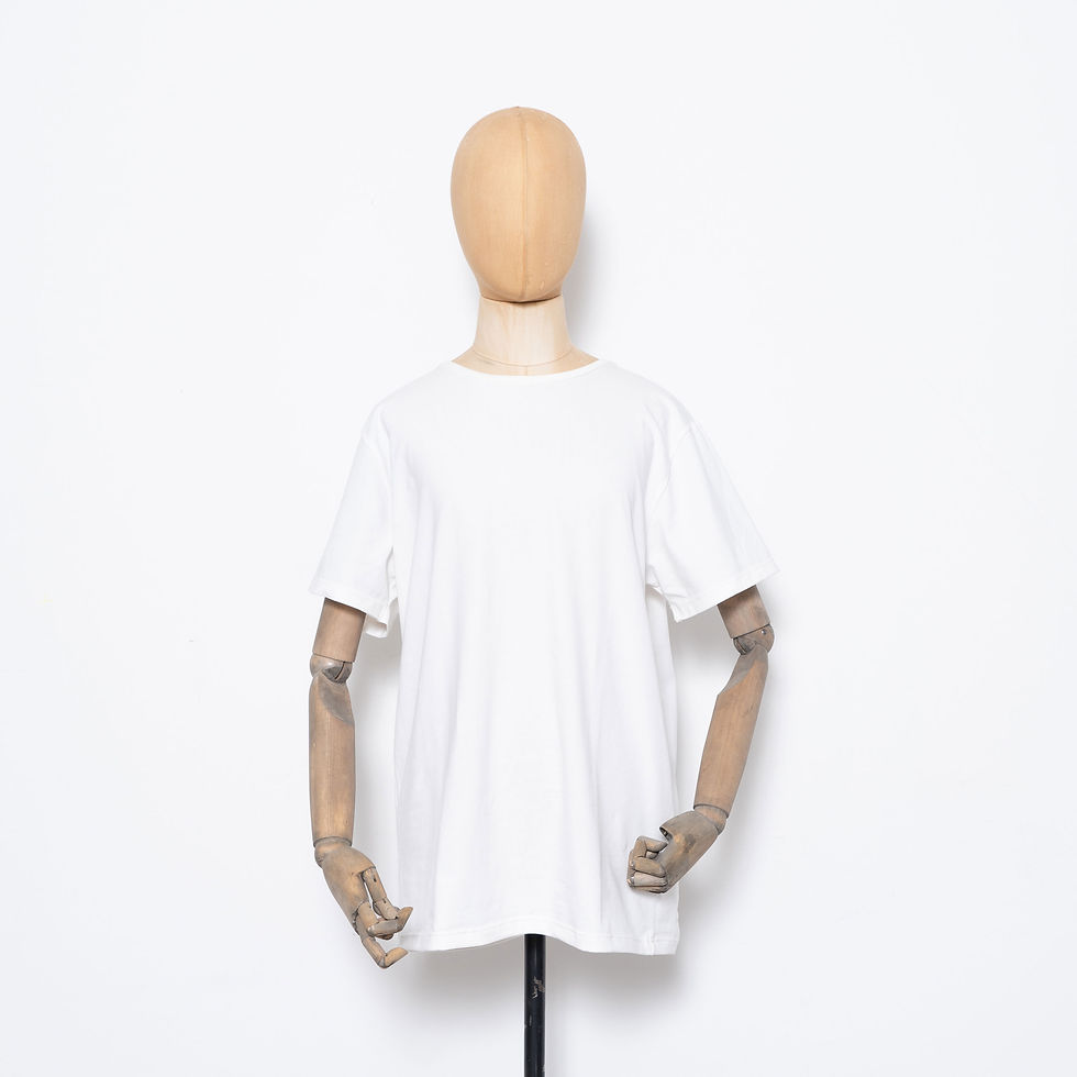 Miniaturbild: Weißes Baumwoll-T-Shirt mit kurzen Ärmeln auf einer Holzpuppe.