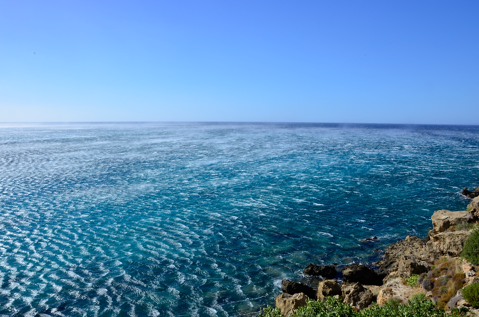 Blick auf das Meer und Felsen an der Küste