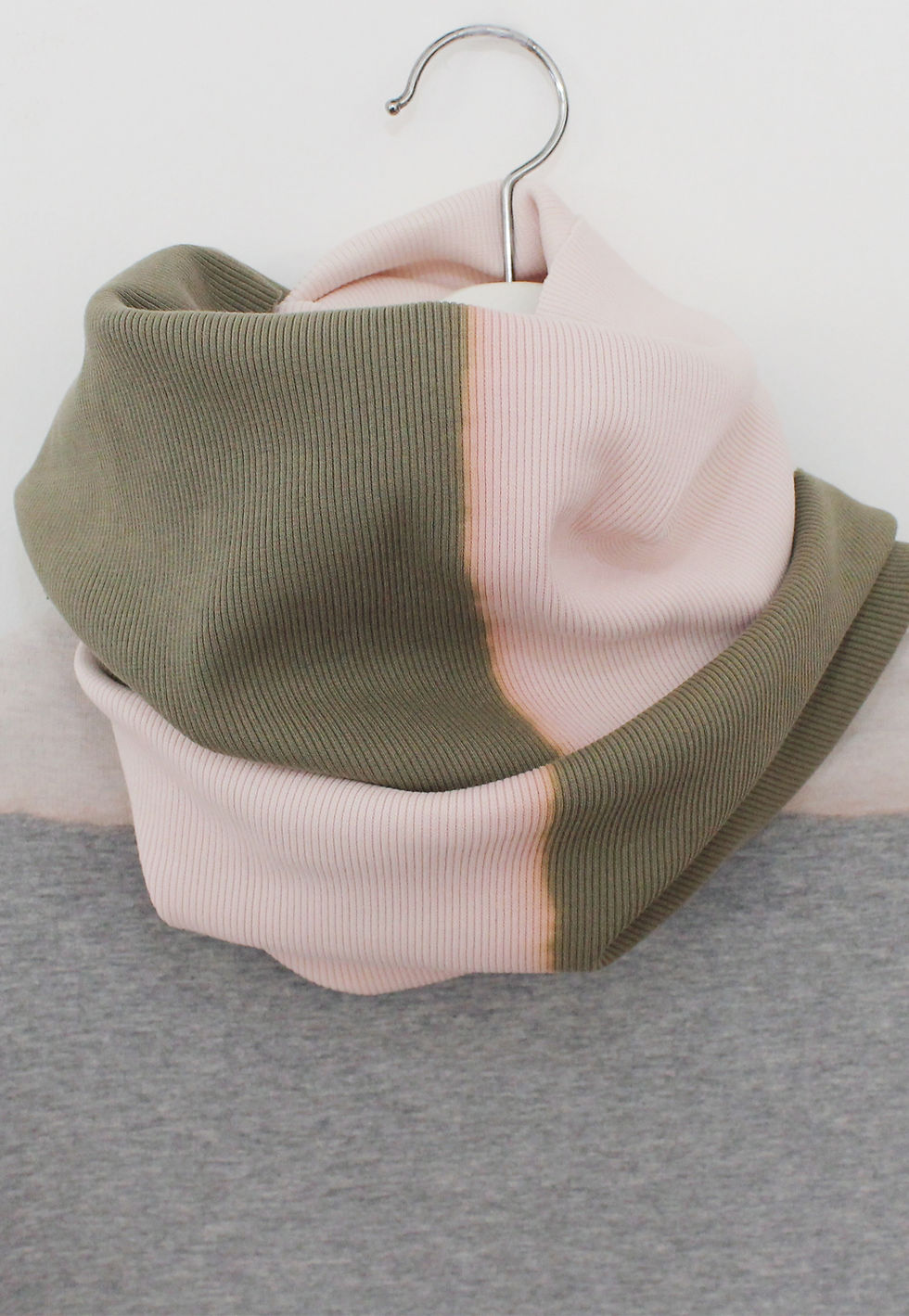 Thumbnail: Only One! Ombre loop scarf