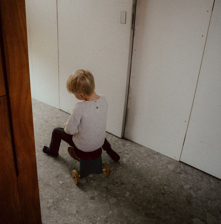 Foto van een jongen op een driewieler