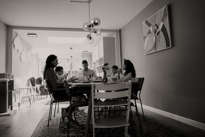 Foto van een gezin samen etend aan tafel