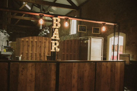 Analoge sfeerfoto van een bruiloft